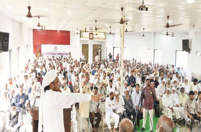 The leaders of places of worship attended in large numbers and sought guidance (Photo: Inqilaba)