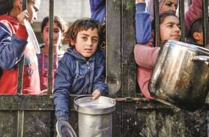 غزہ : مہینے بھر میں غذائی قلت سے ۶۶؍ بچوں کی موت 