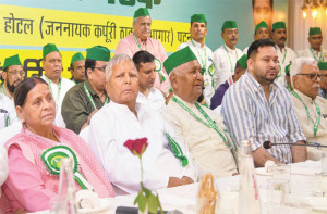 ’’ووٹر لسٹ نظر ثانی کے ذریعہ  الیکشن کمیشن ووٹروں کو پریشان کررہا ہے‘‘