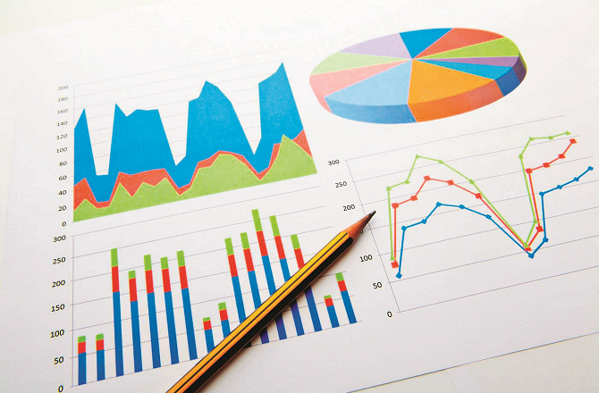 ڈیٹا اینالیسز اور وِزولائزیشن(Data Analysis and Visualization)اس کا مطلب ہے بڑی مقدار میں ڈیٹا کا تجزیہ کرنا اور اسے گراف یا چارٹس کی صورت میں پیش کرنا۔اس کیلئے ایکسل، گوگل شیٹس یا پاور بی آئی جیسے ٹولز استعمال کئے جاتے ہیں۔ طلبہ اس مہارت سے تحقیق، منصوبہ بندی اور فیصلے کرنے میں بہتر کارکردگی دکھا سکتے ہیں۔