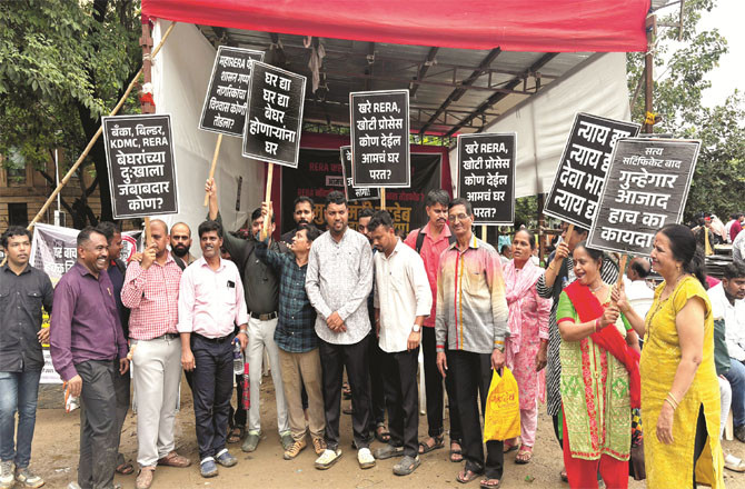 Residents of Dombivali are staging a sit-in at Azad Maidan. They are also holding placards with various slogans in their hands.