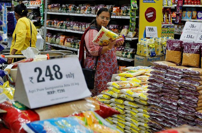 جی ایس ٹی میں بڑی رعایت، متوسط طبقے کو ریلیف، روزمرہ اشیاء پر ٹیکس کم کرنے پرغور