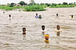 سڑک کیلئے انوکھا احتجاج،کیدارکھیڑا میں کسانوں کا  ’جل سمادھی آندولن‘