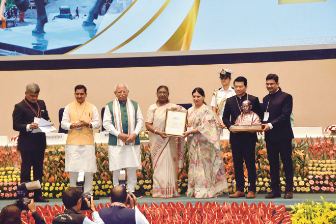 President Droupadi Murmu presenting an award to Mira Bhayandar Municipal Corporation.