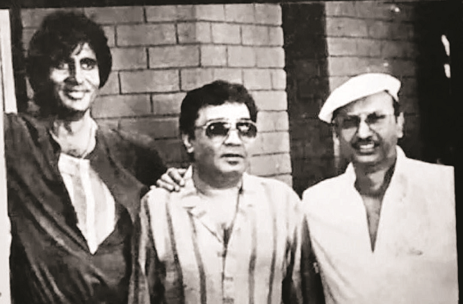Prakash Mehra can be seen with Amitabh and Manmohan Desai in the memorable picture. Photo: INN