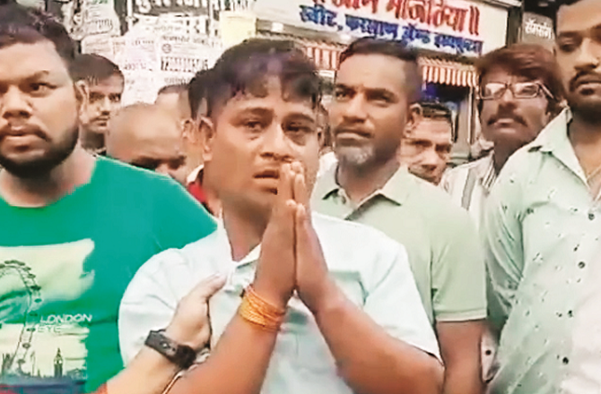 Rickshaw driver apologizing. Photo: INN