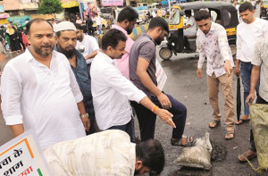 تھانے کانگریس کی جانب سے’گڑھا بھروآندولن‘، شہری انتظامیہ کو ذمہ داری یا دلائی 