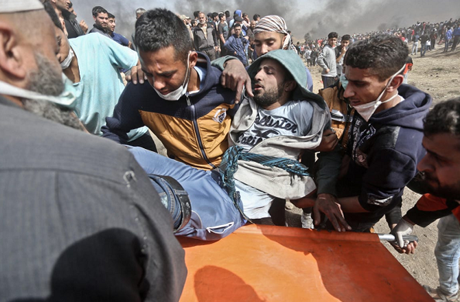 An injured person is taken for medical treatment in Gaza. Photo: INN.