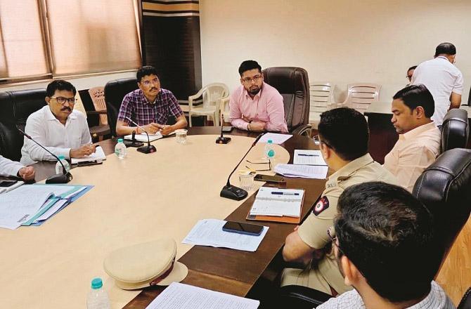 Municipal Commissioner Anmol Sagar holding a meeting with senior officers of other government departments. Photo: INN