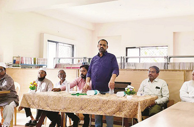 Convener of the Minority Defense Committee, Asif Sheikh, can be seen speaking, accompanied by Muhammad Mustaqim and others. Photo: INN