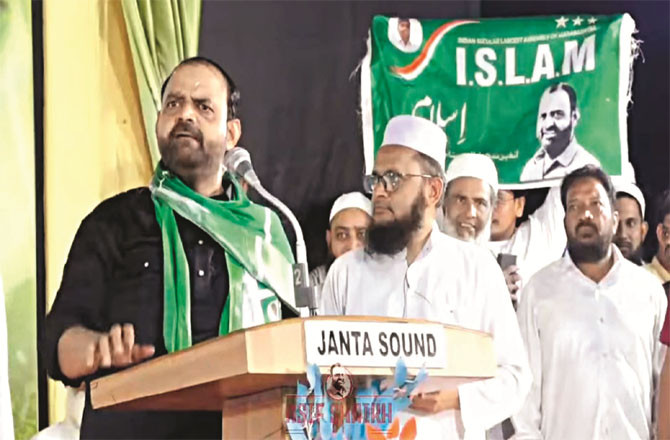 Former member of the assembly Sheikh Asif delivering a speech (file photo)