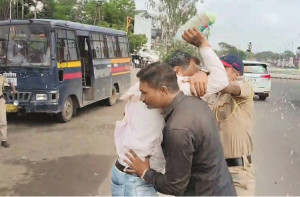 وزیر اعلیٰ فرنویس کو جلگاؤں میں کالے جھنڈے دکھائےگئے
