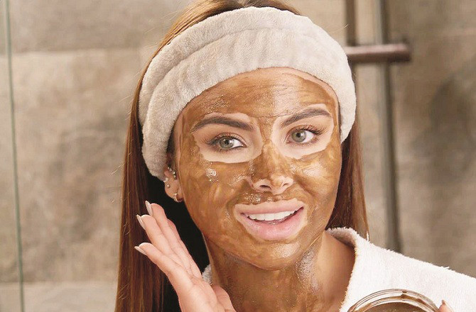 Chocolate facial helps retain skin moisture. Photo: INN
