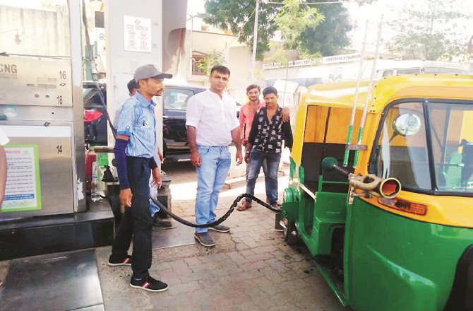 It is considered better to stay out of the vehicle from a safety point of view while filling CNG. Photo: INN