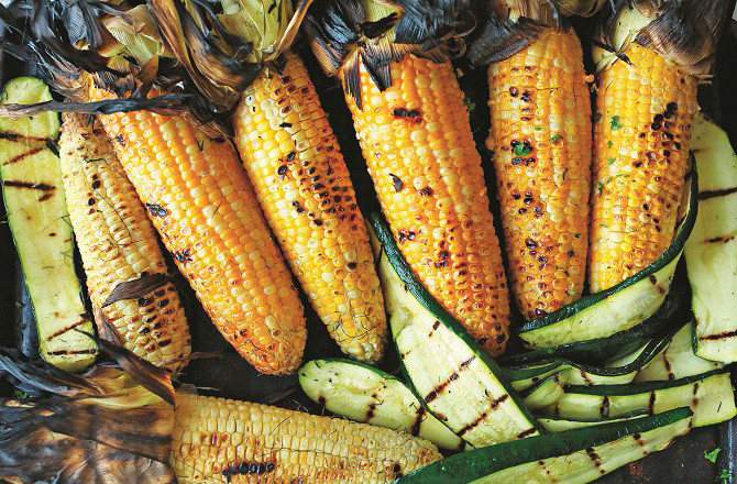 Consuming corn helps in cleansing the stomach and improving digestion. Photo: INN