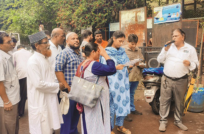 Protests are being held outside the BEST Electricity office in Dharavi, with protesters expressing their displeasure over the hefty electricity bills they have been sent. Photo: INN