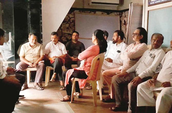 Participants expressing their views at the meeting held last night. Photo: INN