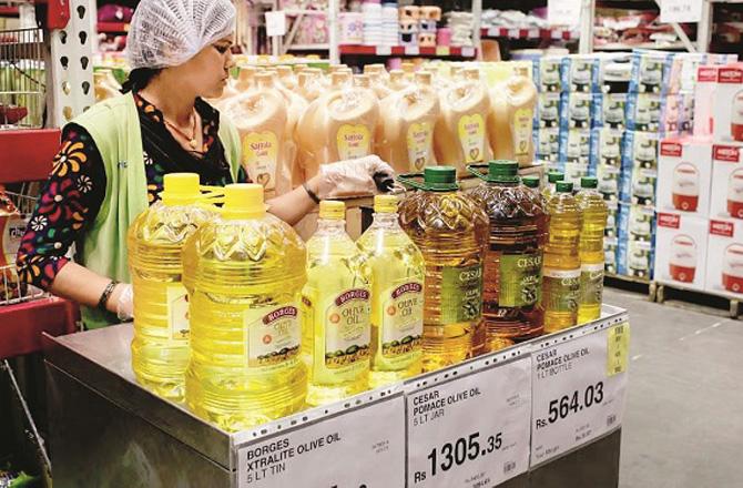 The government has announced a reduction in the prices of edible oil in a notification. Photo: INN