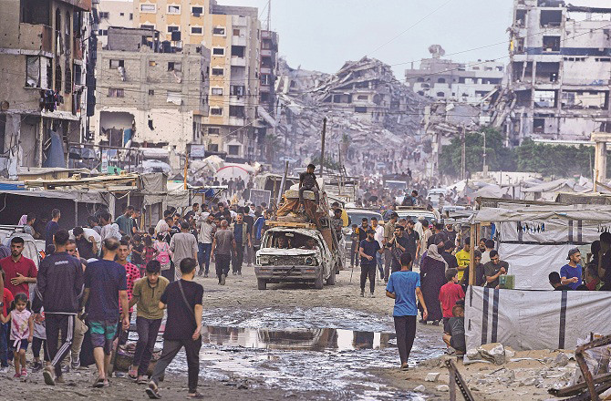 Crowds of people in the devastated market of Gaza. This spirit of the people of Gaza not to accept defeat is Israel`s greatest failure. Photo: Agency