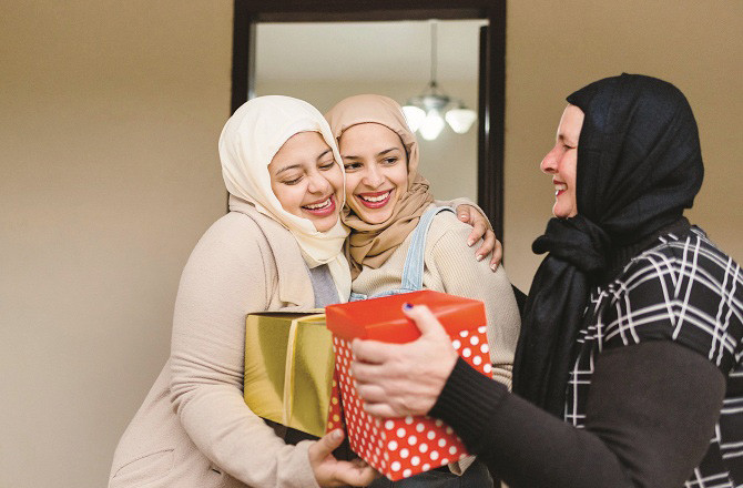 Gift exchange is not just a formal act, but has a deep psychological and spiritual dimension. Photo: INN