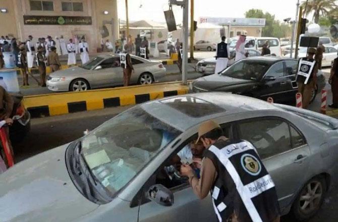 Saudi authorities checking documents before entering Mecca. Photo: INN.