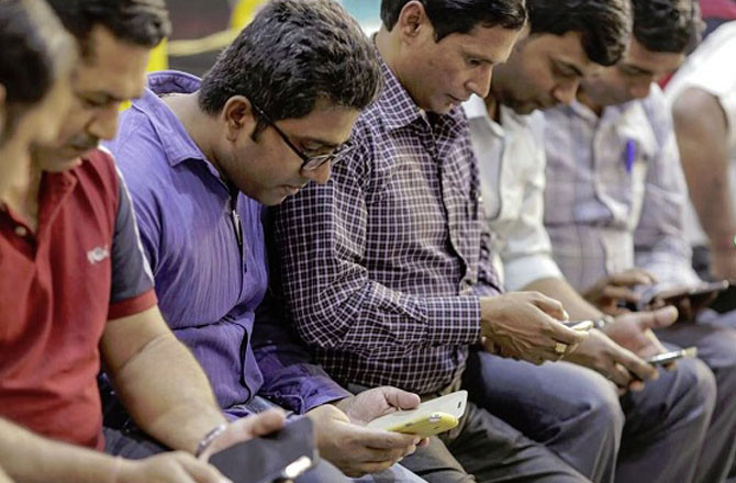 Internet use is common in cities. Photo: INN.