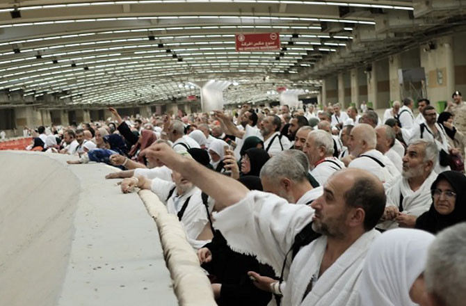 Pilgrims throwing stones at the devil. Photo: INN.
