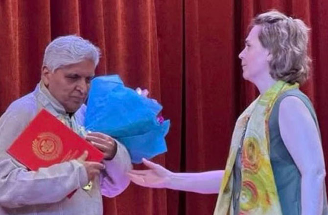 Javed Akhtar accepting the Russian award. Photo: X.