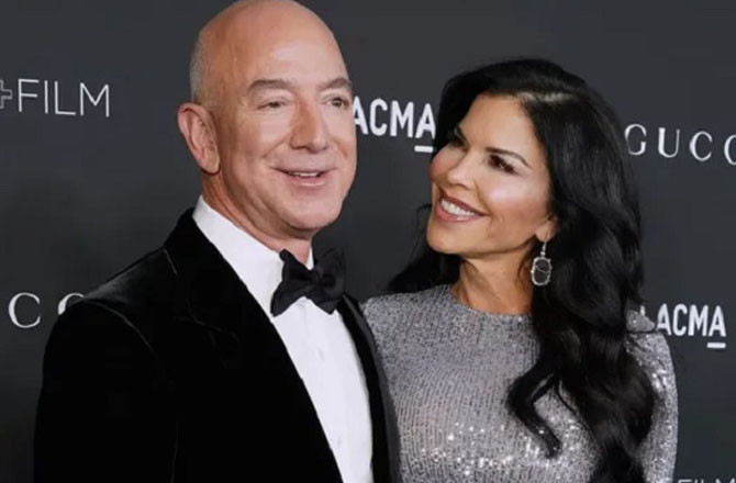 Amazon owner Jeff Bezos and his fiancée Lauren Sanchez. Photo: INN