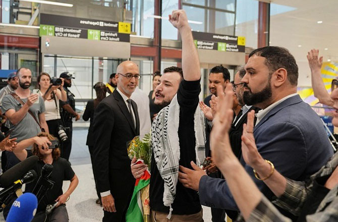 امریکہ: رہائی کے دوسرے دن محمود خلیل کی فلسطین حامی مظاہرے میں شرکت