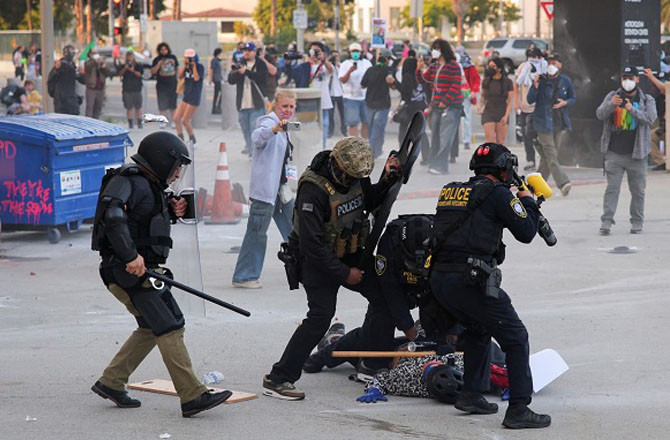 Police officers trying to stop protesters. Photo: X.