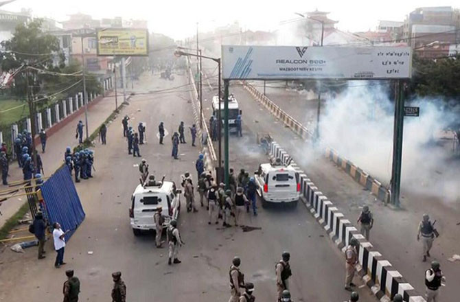 Police personnel are seen on a road in Manipur. Photo: INN.