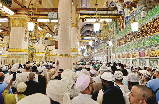 Along with attending the Prophet`s Mosque, it is also important to pray and pledge that we will remain steadfast in the example of goodness until our last breath. Photo: INN