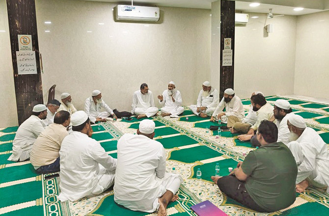 Discussion at the trustee meeting of Kandivali mosques. Photo: Inqil