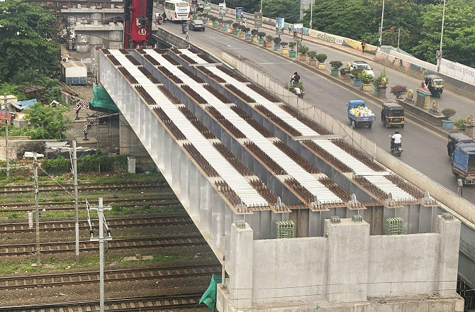 Girder laid for metro on road overbridge in Bhayander. Photo: INN
