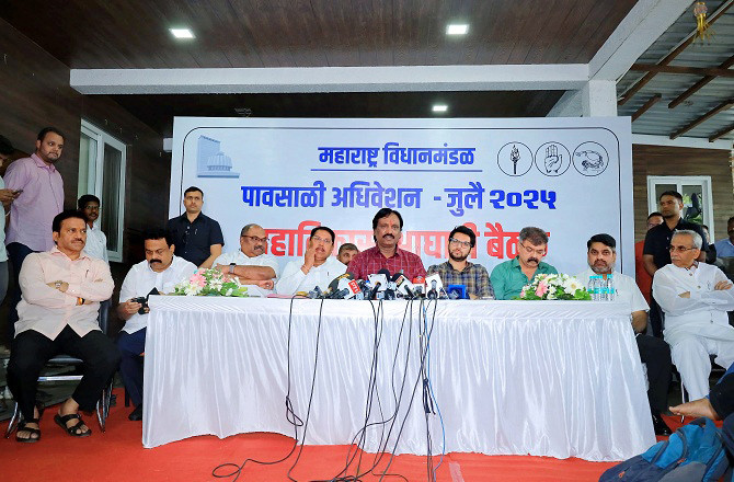 From right, Amin Patel, Jitendra Uhar, Aaditya Thackeray, Danve and others can be seen at the opposition press conference. Photo: INN