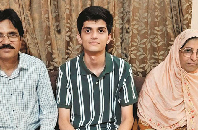Umaid Khan with his parents. Photo: INN.