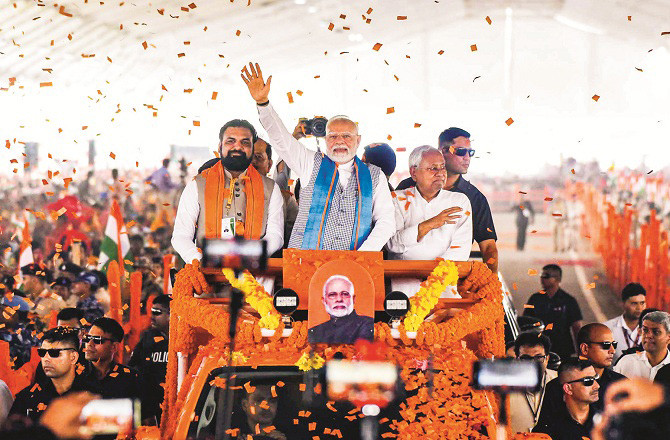 Prime Minister Modi, Chief Minister Nitish Kumar and Deputy Chief Minister Samrat Chaudhary are being welcomed upon their arrival at the rally venue. Photo: INN