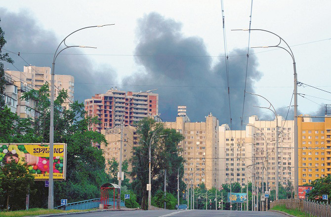 Smoke rises from the city of Kiev after Russian attacks. Photo: INN