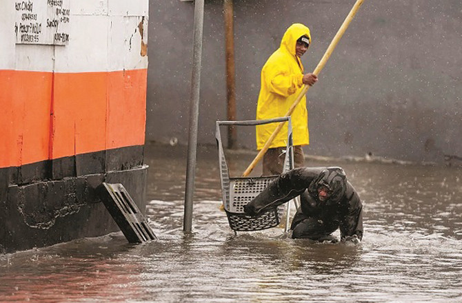 South Africa is facing severe flooding due to snowfall. Photo: INN