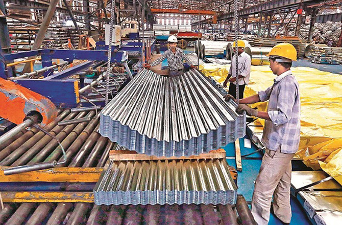 Employees are seen working in a steel factory. Photo: INN