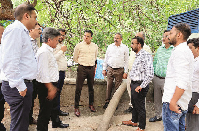 Thane Municipal Commissioner Saurabh Rao visited the low-lying areas along with municipal officers. Photo: INN