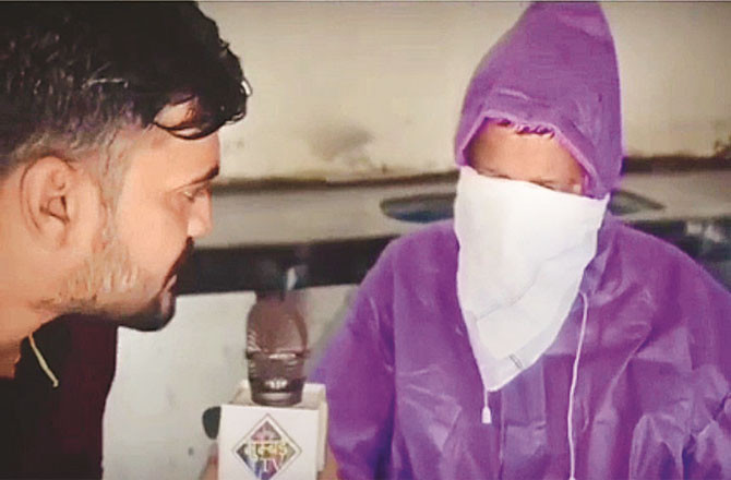 A clever thief exposes the collusion between the Kurla Terminus thieves and the GRP