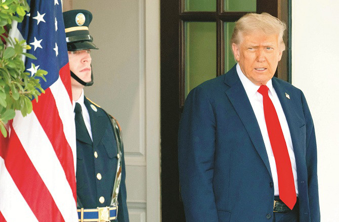 Trump`s wrong policies are affecting the economy. Photo: INN