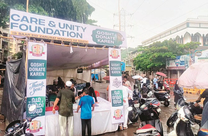 Meat is being distributed in Mumbra by the Care and Unity Foundation. Photo: INN.