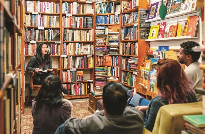 Literature is an effective means of finding truth. Since words are more powerful than any other medium, literature is more effective than other forms of art. Photo: INN.