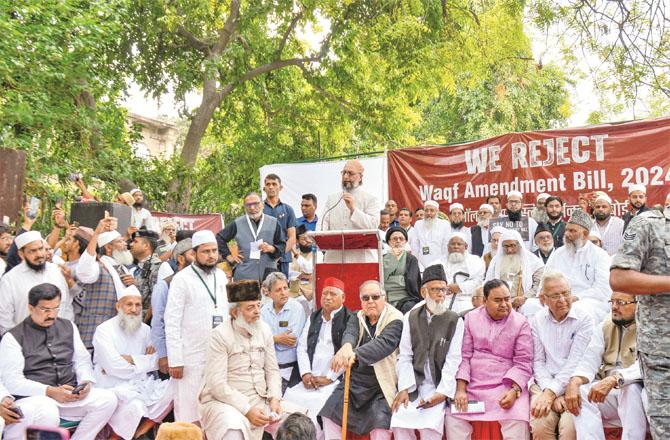 MP Asaduddin Owaisi addressing the protesters during a sit-in at Jantar Mantar. National leaders can be seen on the stage. (PTI)