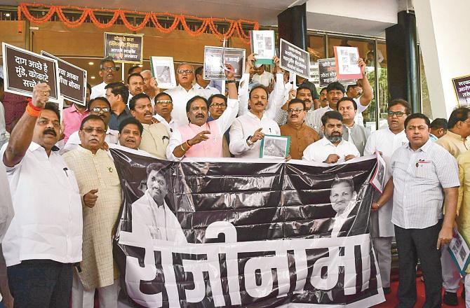 The opposition also put a lot of pressure on Dhananjay Munde to resign in the Santosh Deshmukh murder case. Photo: INN.