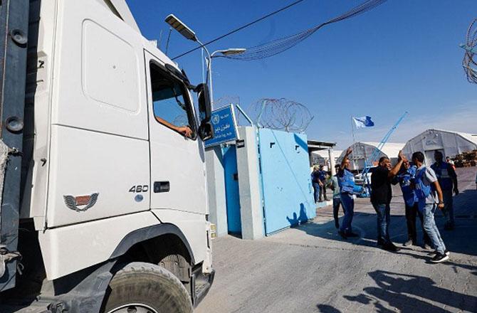 Hundreds of trucks carrying aid supplies wait for Israeli permission at the Gaza border crossing: Photo: INN