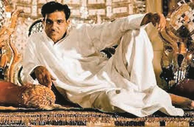 K Asif can be seen on the sets of Mughal-e-Azam. Photo: INN.